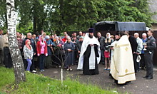 7 июня 2012 года. Установка поклонного креста.