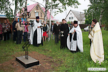 7 июня 2012 года. Установка поклонного креста. Фото С. Мамаева